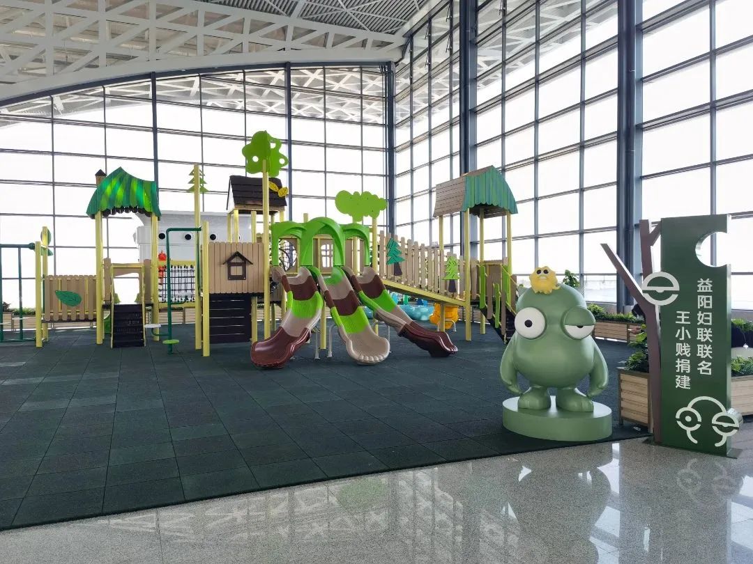 益阳妇联联合打造高铁站“儿童乐园”，小朋友在这里候车超暖超开心~