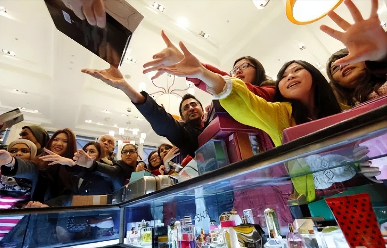 奢侈品新零售趋势,奢侈品跨界风潮来袭