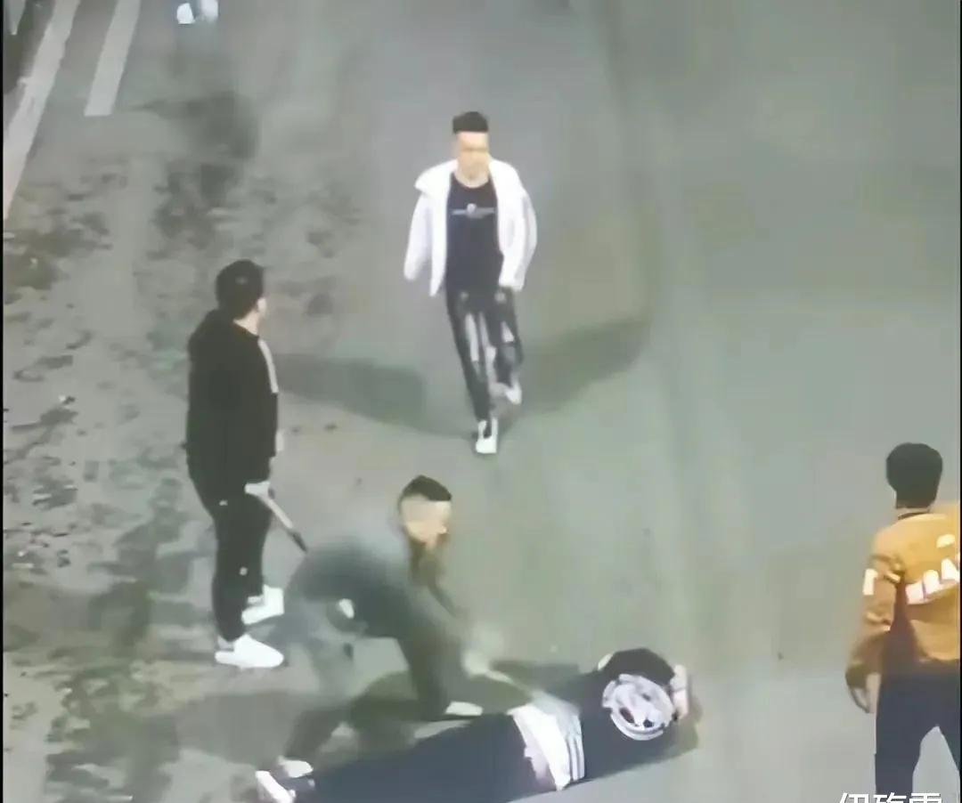 湖南吉首发生恶性砍人事件，比唐山烧烤案可怕，何人吃饭带*刀砍**？