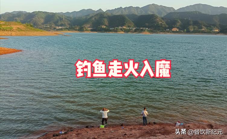 江西男子沉迷钓鱼,江西男子深夜钓鱼