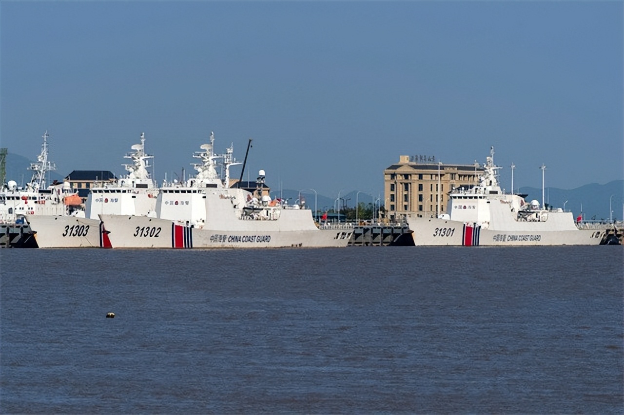 中国海警和日本巡逻船对峙,中国海警船超近驱离日本舰艇