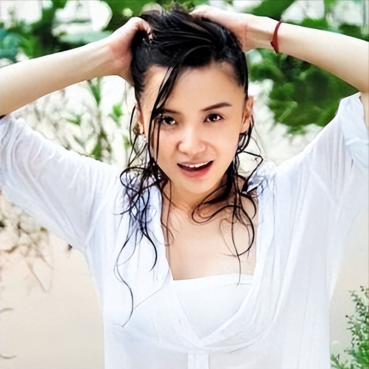 小宋佳：靠“吊带”上位，与已婚名导同居，42岁的她活的又酷又飒