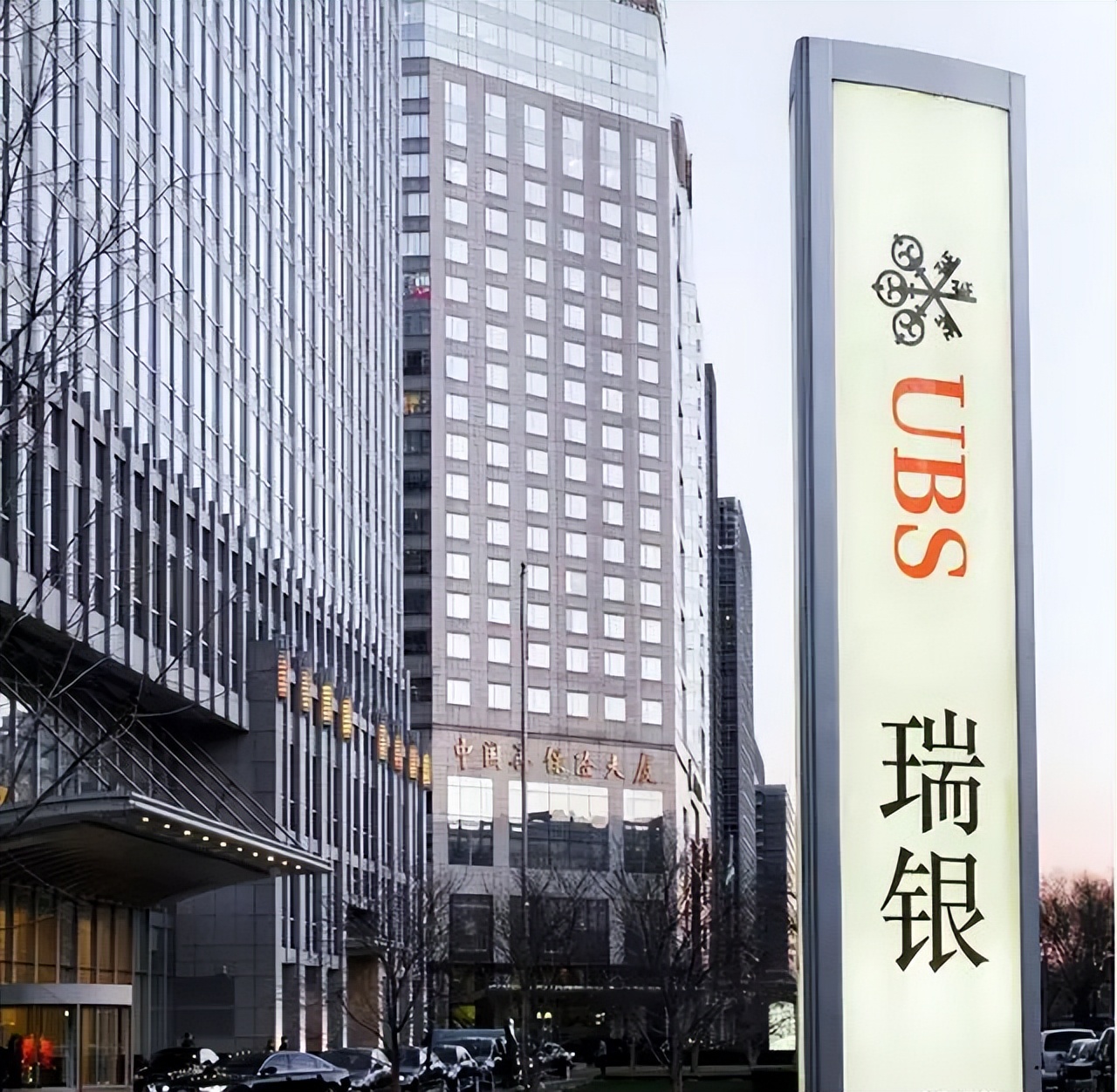 瑞士扬言制裁中国,称中国人在瑞银存了7.8万亿,网友:差点信了