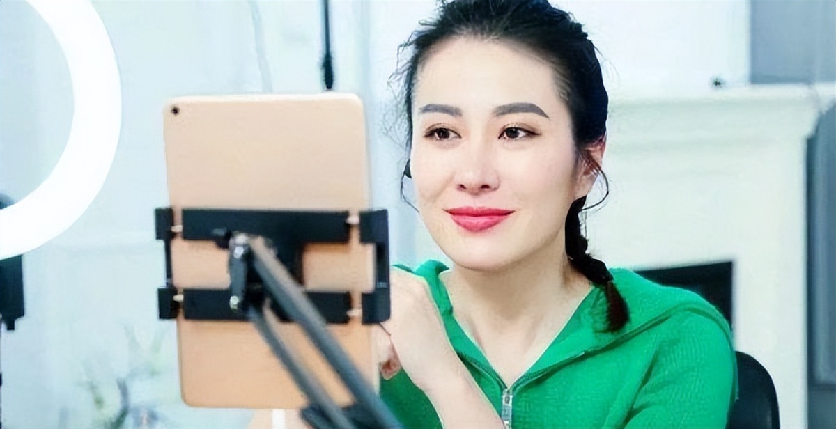 互呛、白眼、拍桌子，娱乐圈的“内斗”太精彩，差点下不了台