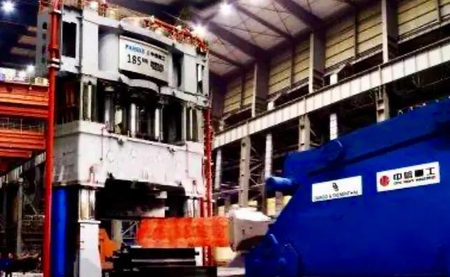 中国目前有几台万吨水压机,大国工匠水压机