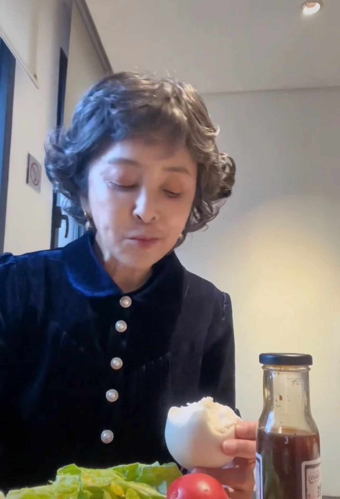 李勤勤晒出日常生活,59岁李勤勤