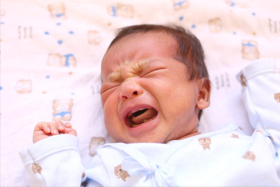 宝宝突然夜啼大哭两三声,宝宝睡觉突然惊哭十个月