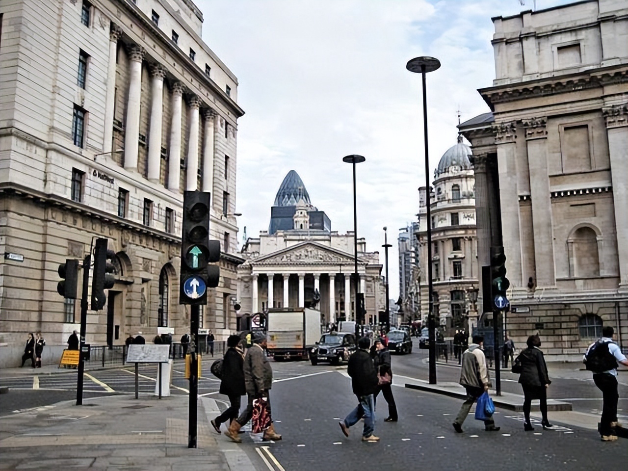 老梁揭秘英国脱欧原因,英国脱欧会爆发金融危机吗