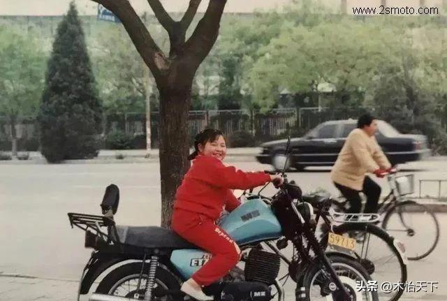 三十多年前的一张老照片,村里第一辆摩托车