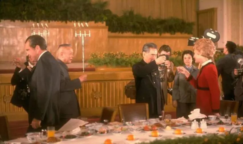 尼克松访华：假装讨要烟盒上的熊猫图案，周总理直接送出两只真的