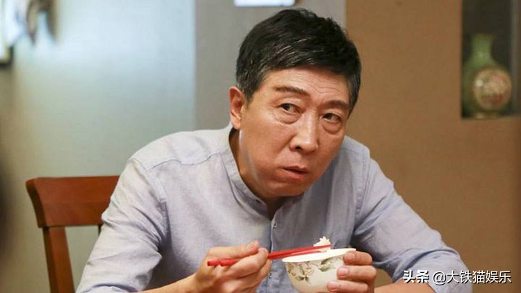 下垂眼袋男明星,眼袋严重的明星