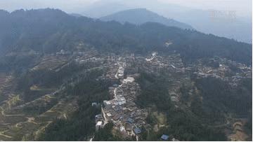 一双球鞋一人一只，凑成“黄金左右脚”！没有什么能够阻挡“运动小子”们的热爱