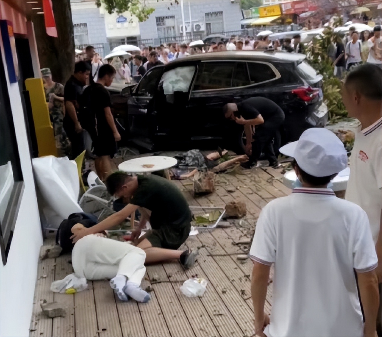 湖南一高校发生车祸伤者现状,学校发生交通事故致一死一伤