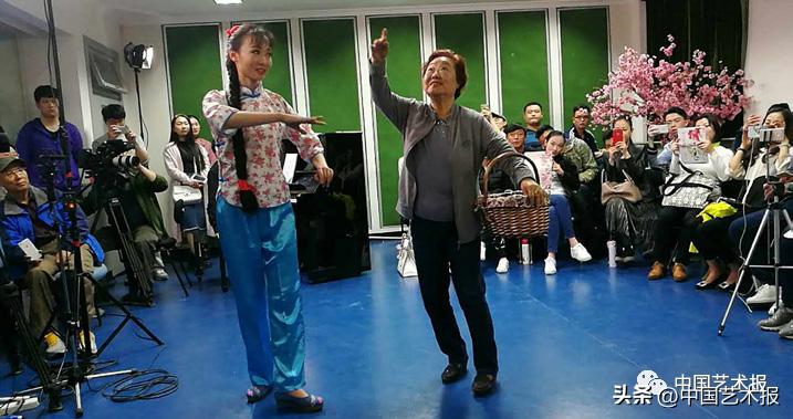 杩欎釜灞曡涓轰粈涔堜細闇囨捈浜哄績,杩欎釜灞曡鎵撶牬鑹烘湳鍜岀敓娲荤殑鐣岄檺