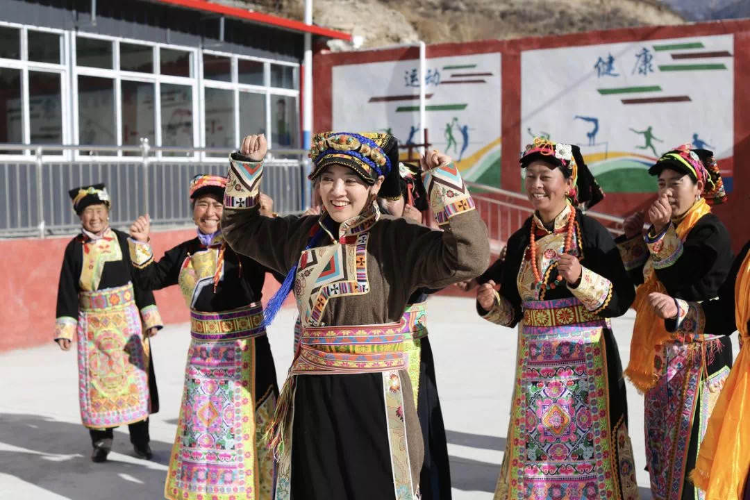 四川女孩嫁藏族小伙放弃百万年薪,四川女孩嫁甘肃农村视频