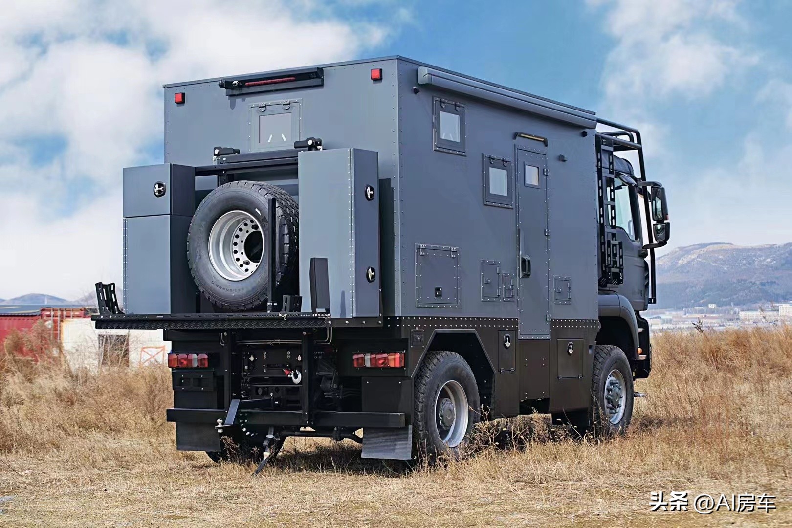 新重汽豪沃4x4越野房车自驾视频,重汽无疆4x4四驱越野房车氮气减震