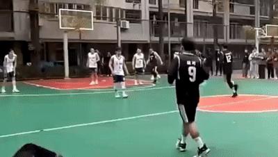 阿泰斯特打架事件,阿泰斯特被球砸