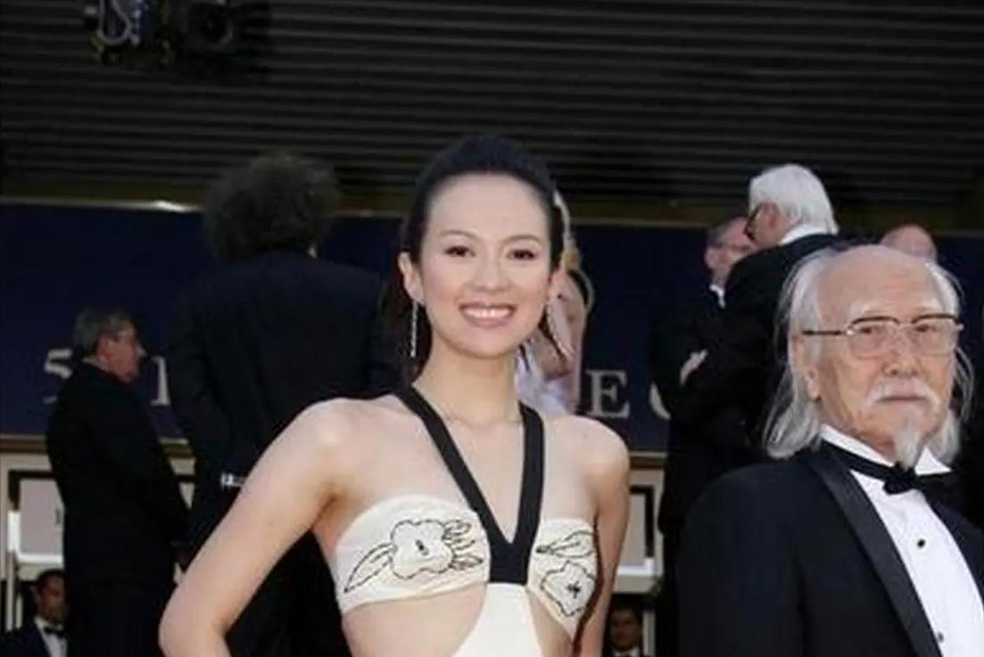 露*裤底**、露下乳、穿渔网内衣，女星们的穿着真的可以随心所欲吗？