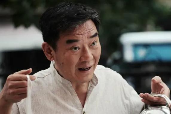 国内赚钱国外花、玩弄感情只生娃...这4位老狐狸的尾巴藏不住了？