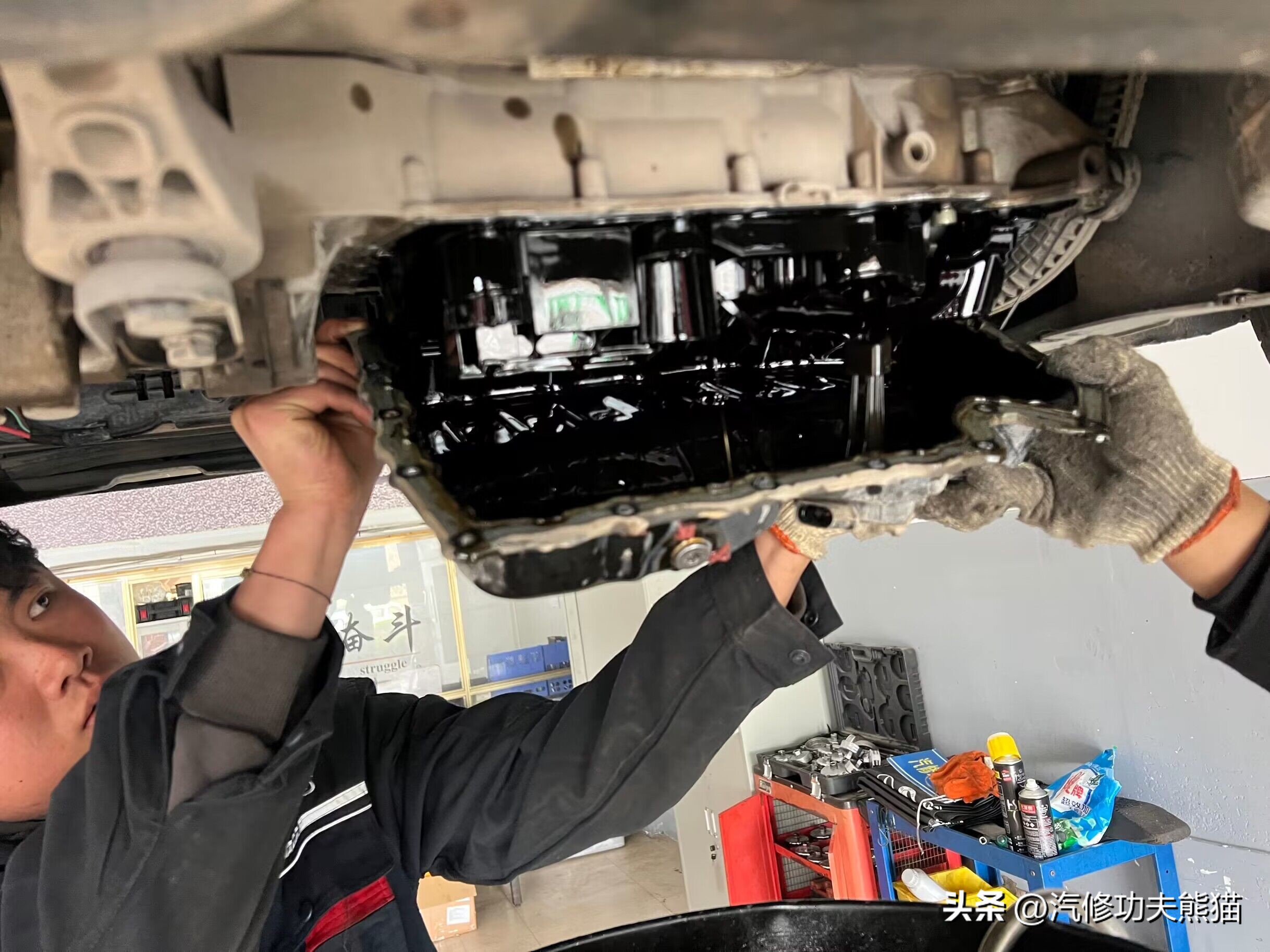 大众迈腾发动机漏油漏水吗,迈腾b72.0t发动机侧面漏油