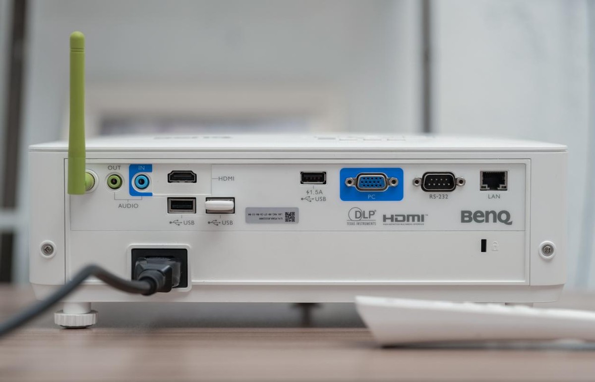 明基e540投影仪配什么幕布好,明基e520投影仪深度评测