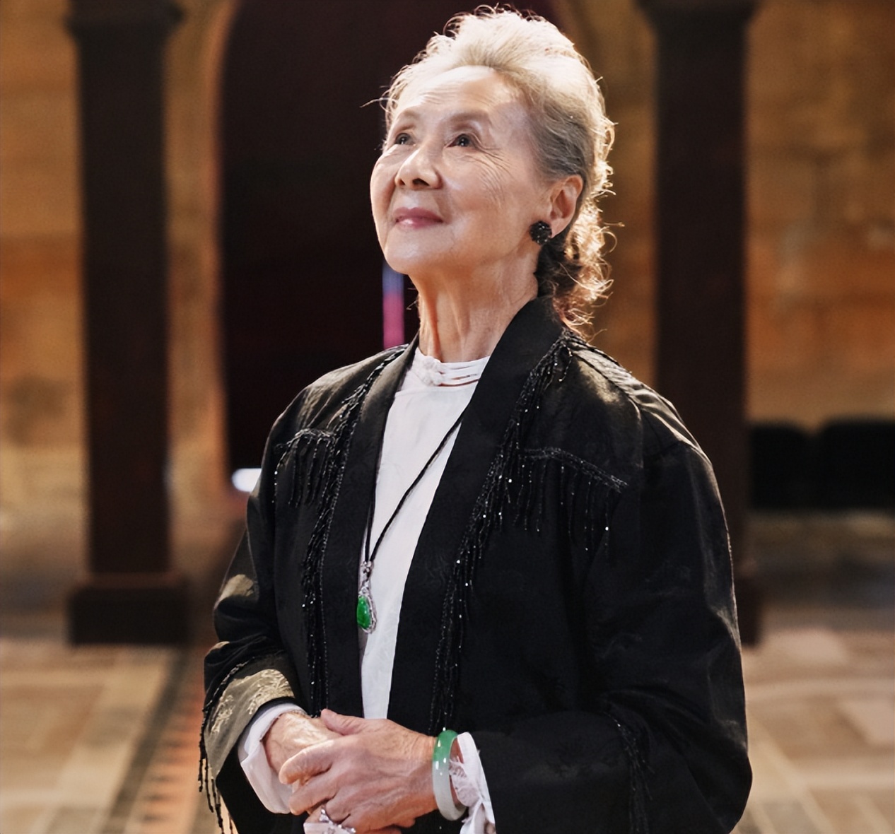 白发老人如何穿搭好看女,最新老年人穿衣风格女