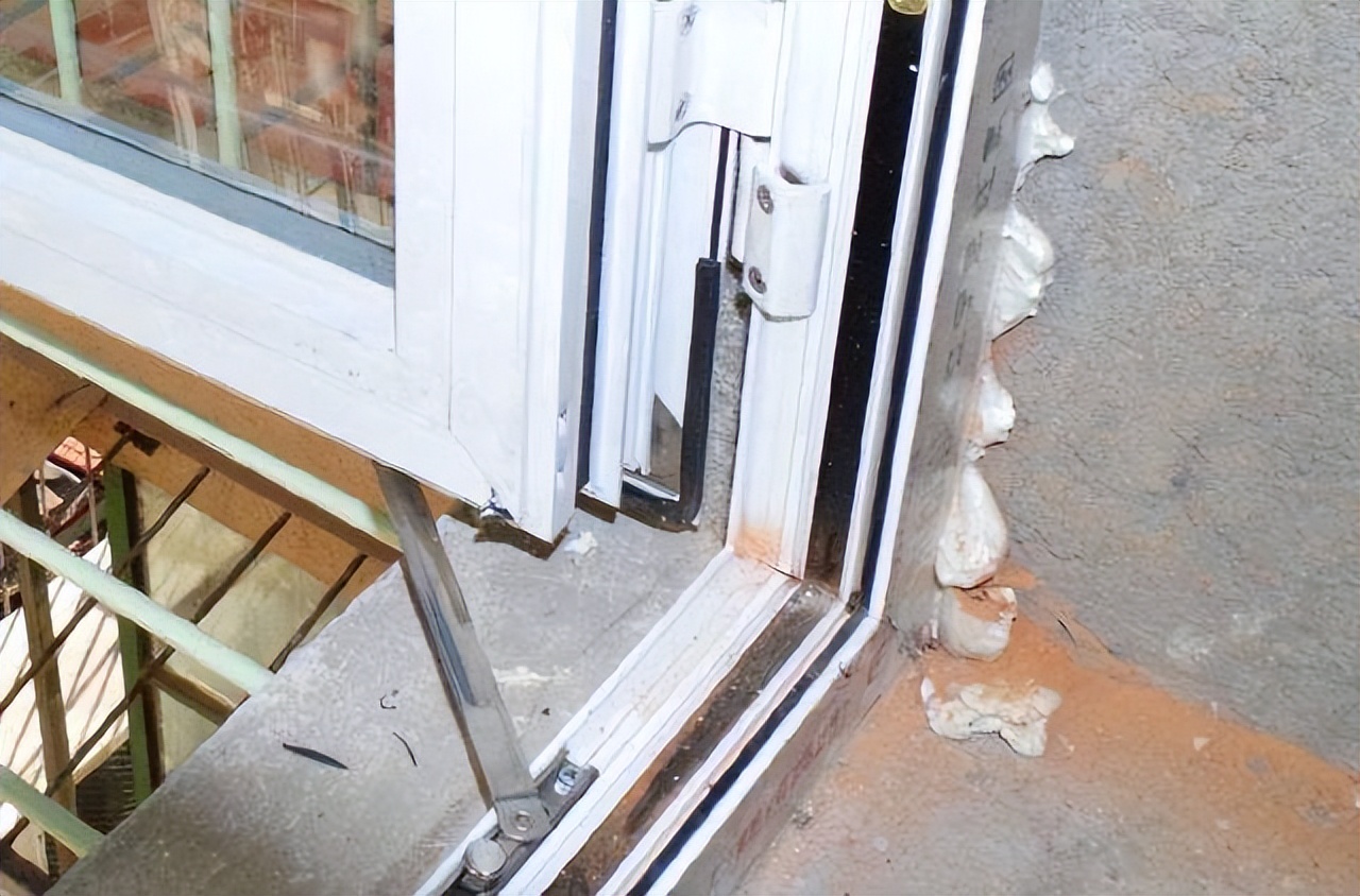 窗户关不严漏风教你一分钟解决,窗户关不严是进冷风还是吹热风