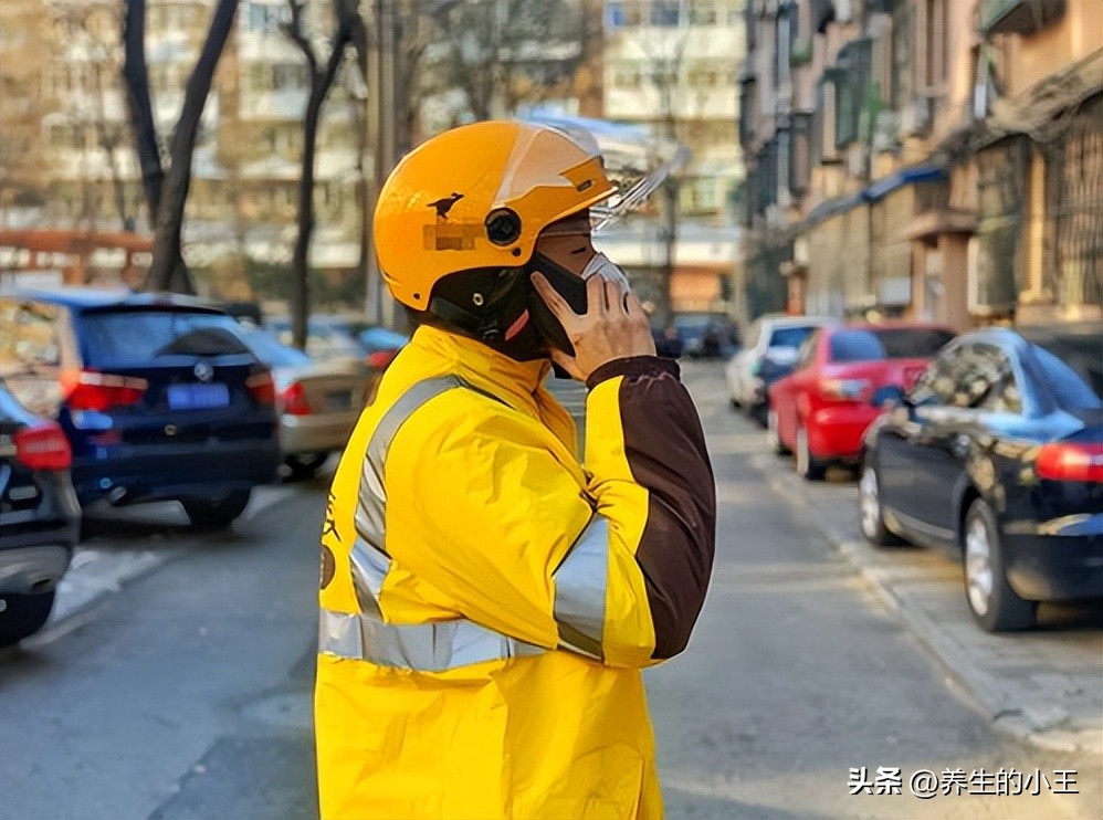 美女瞧不起送外卖的男朋友,女友瞧不起送外卖的男朋友