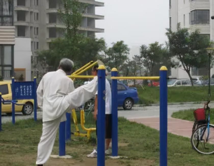 老人经常压腿、拉筋，对身体是好是坏？医生：3大好处会慢慢显现