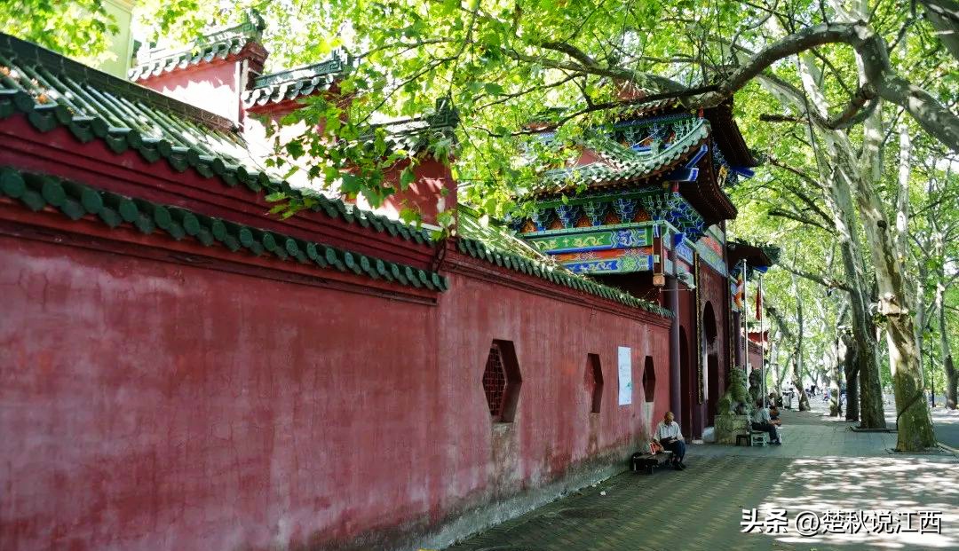 甘棠湖上“娘娘庙”，是为闹市中的一方净土，风光旖旎，四季浪漫