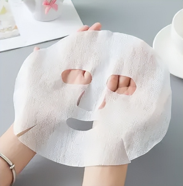 面膜会吸收膜布水分吗,纤维膜布面膜和蚕丝面膜哪个更好