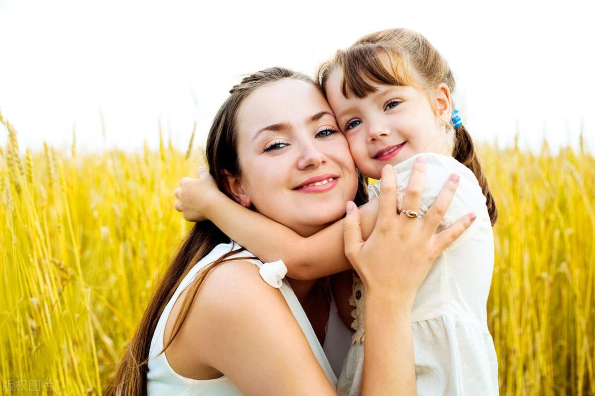 每天睡前10分钟陪孩子交流5个问题,睡前一小时坚持陪孩子做这件事