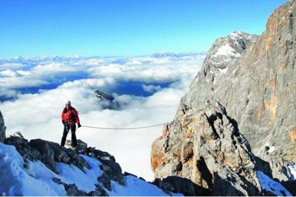 一对夫妻勇登珠穆拉玛峰，妻子缺氧倒在归程，她哀求道：别离开我