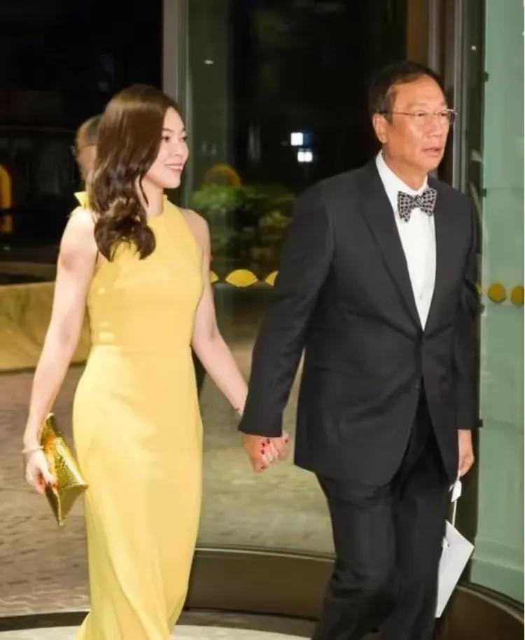 郭台铭:原配离世直呼上帝不公,却转身娶了比儿子大两岁的小娇妻