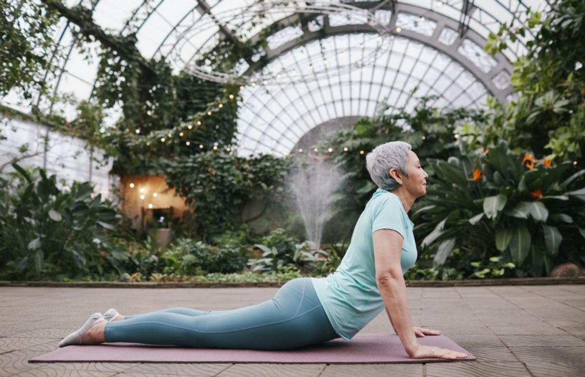 70岁老人腰椎间盘突出适合手术吗,70岁老人腰椎滑脱应怎样治疗为好