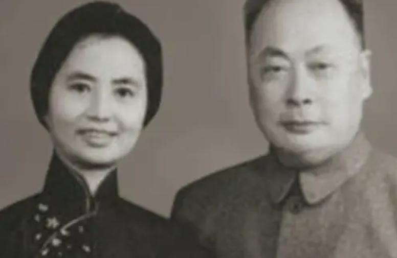 毛*东泽**参加陈毅追悼会，看到角落里的挽联后，激动询问：作者在哪