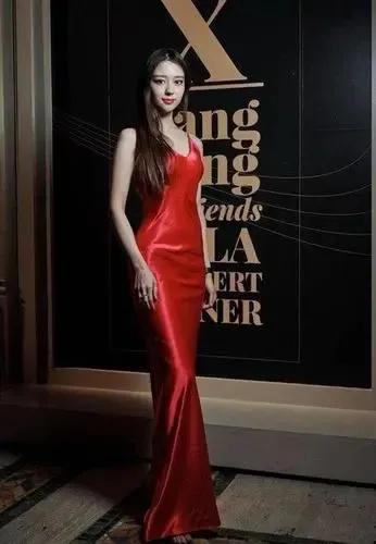 郎朗老婆吉娜的腰有多细,郎朗妻子吉娜深v礼服大秀好身材