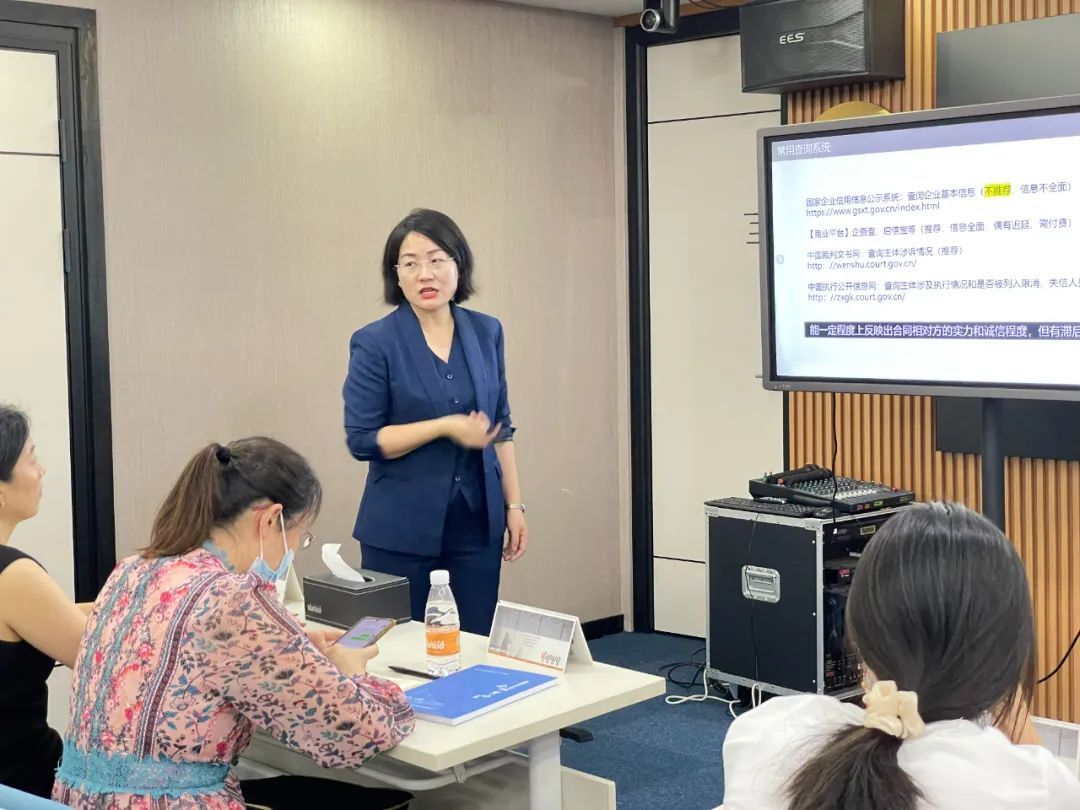 万诺律所许柯律师为南山双创开展合同风险管控专题法律公益培训