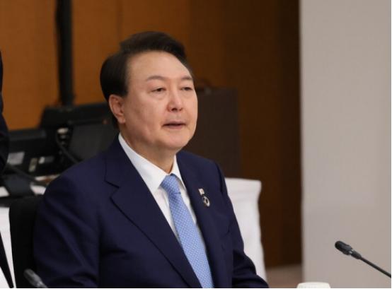 韩国被打疼，请求中国网开一面，尹锡悦询问朔尔茨访华事宜