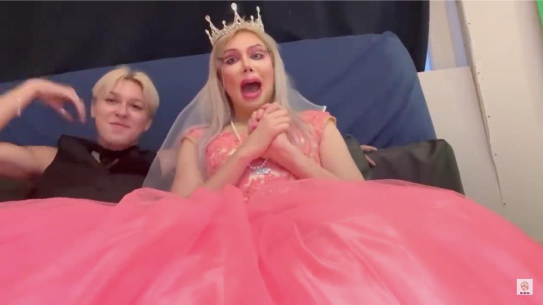 白人网红沉迷Kpop文化，狂整容还做丁丁缩小术，被韩国人骂至道歉