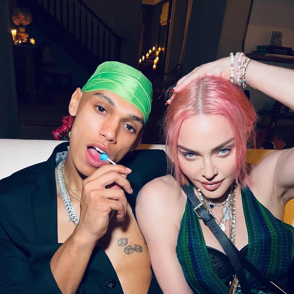 拳击手傍上64岁富婆，身价数十亿，比他大35岁