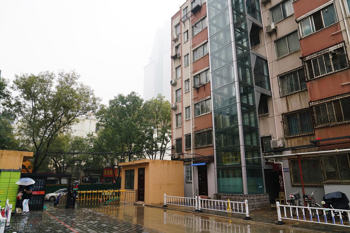 旧楼加装电梯，6楼后悔了：多花了钱，换来4个“新麻烦”