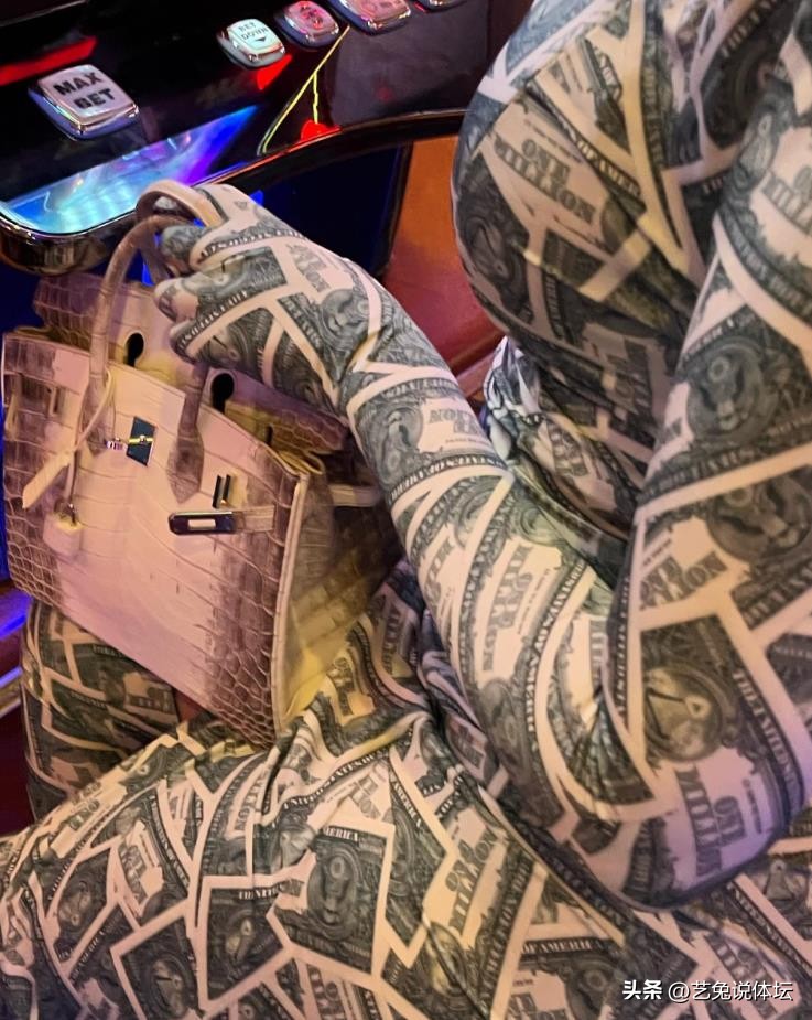 乔治娜炫富劳斯莱斯,乔治娜大红色镶钻礼服