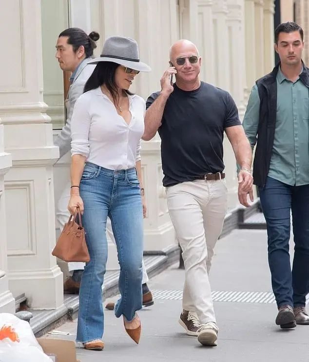 库克穿杰尼亚逛北京三里屯,库克穿杰尼亚鞋