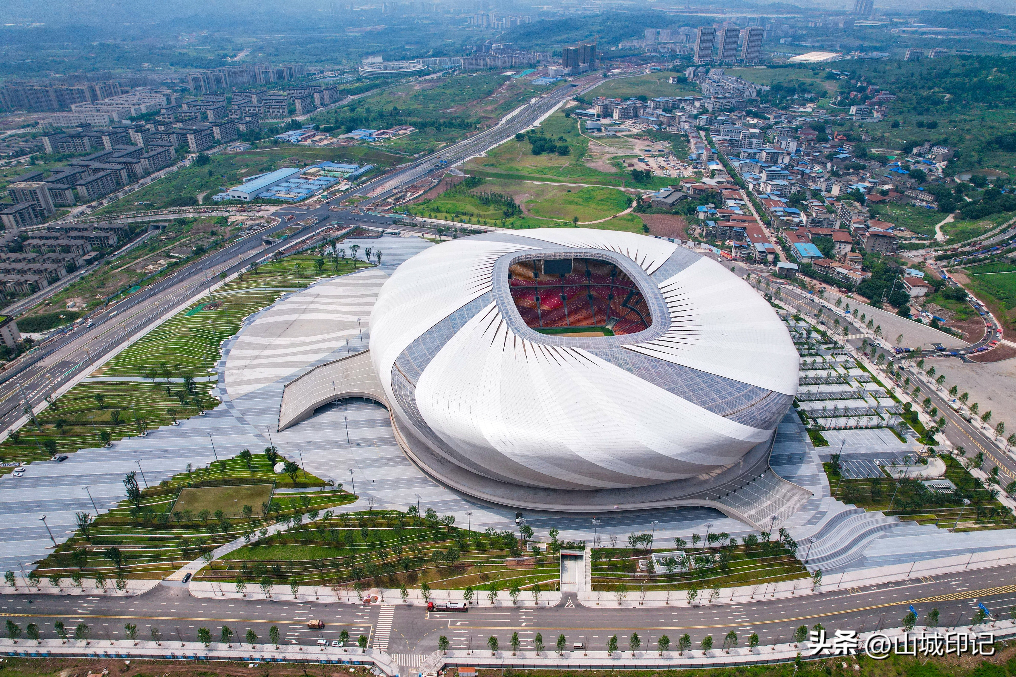 龙兴足球场是重庆首个专业足球场,龙兴足球场演唱会看台最好位置