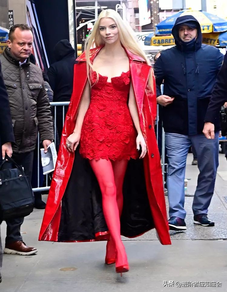 欧美明星时尚街拍2019年7月30日,欧美老年时尚博主穿羽绒服街拍