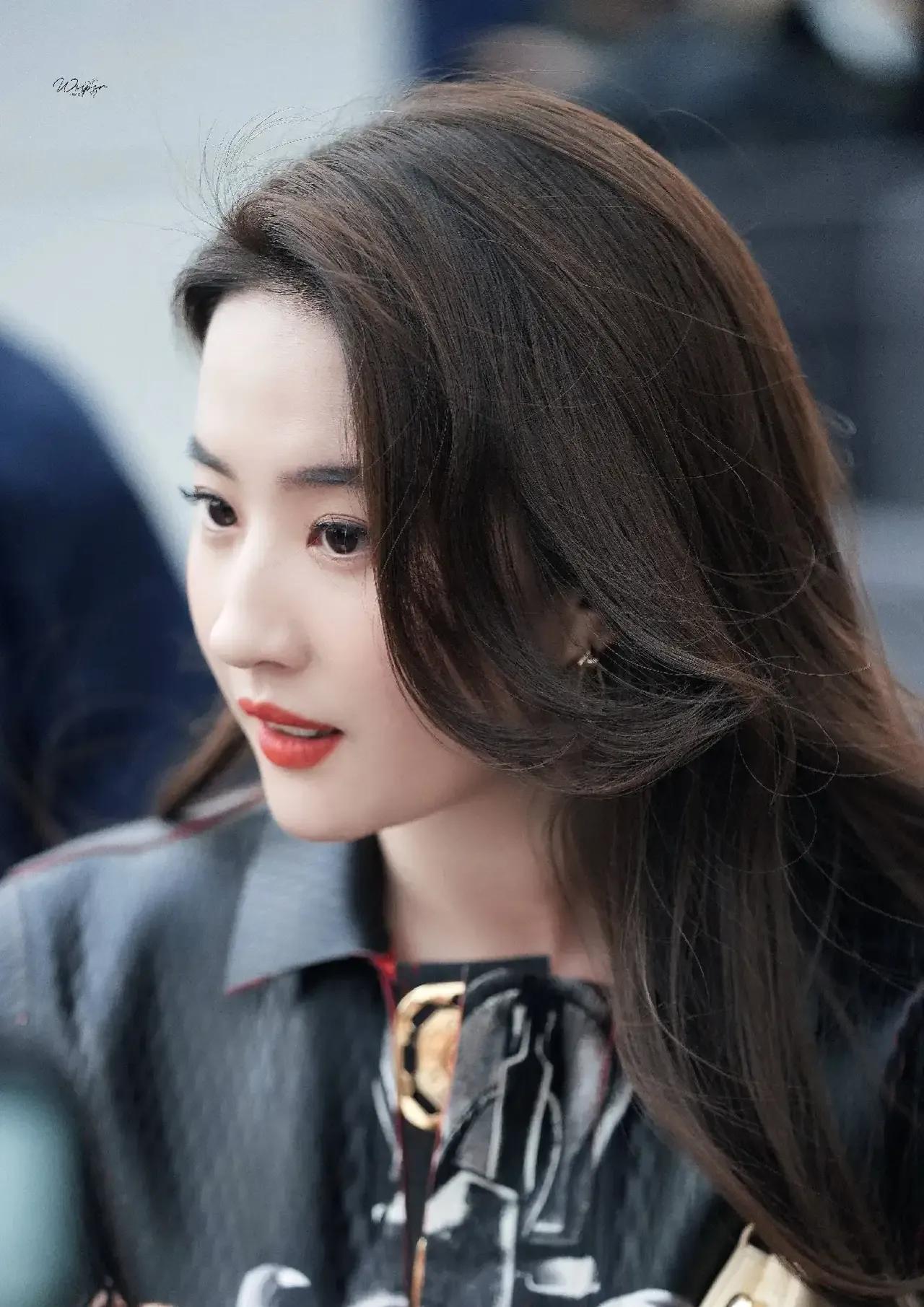 刘亦菲巴黎时装周造型,刘亦菲礼服红配绿时尚芭莎