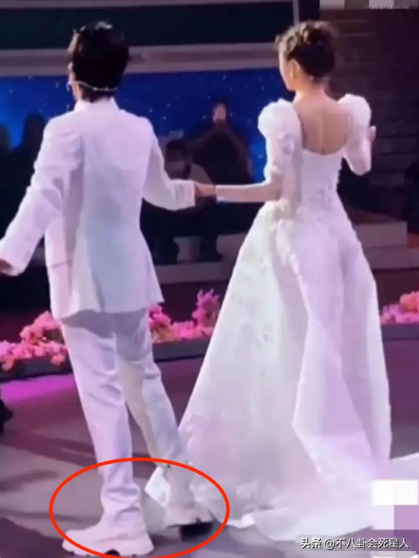 男人味也能“造假”？眉毛稀疏、画腹肌、贴鬓角，张艺兴差距最大