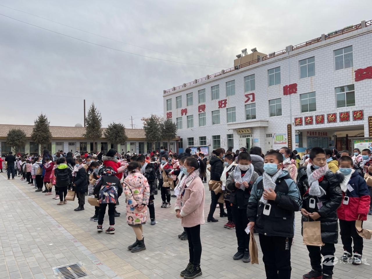 民勤:小小围巾有大爱这个冬季有点暖!