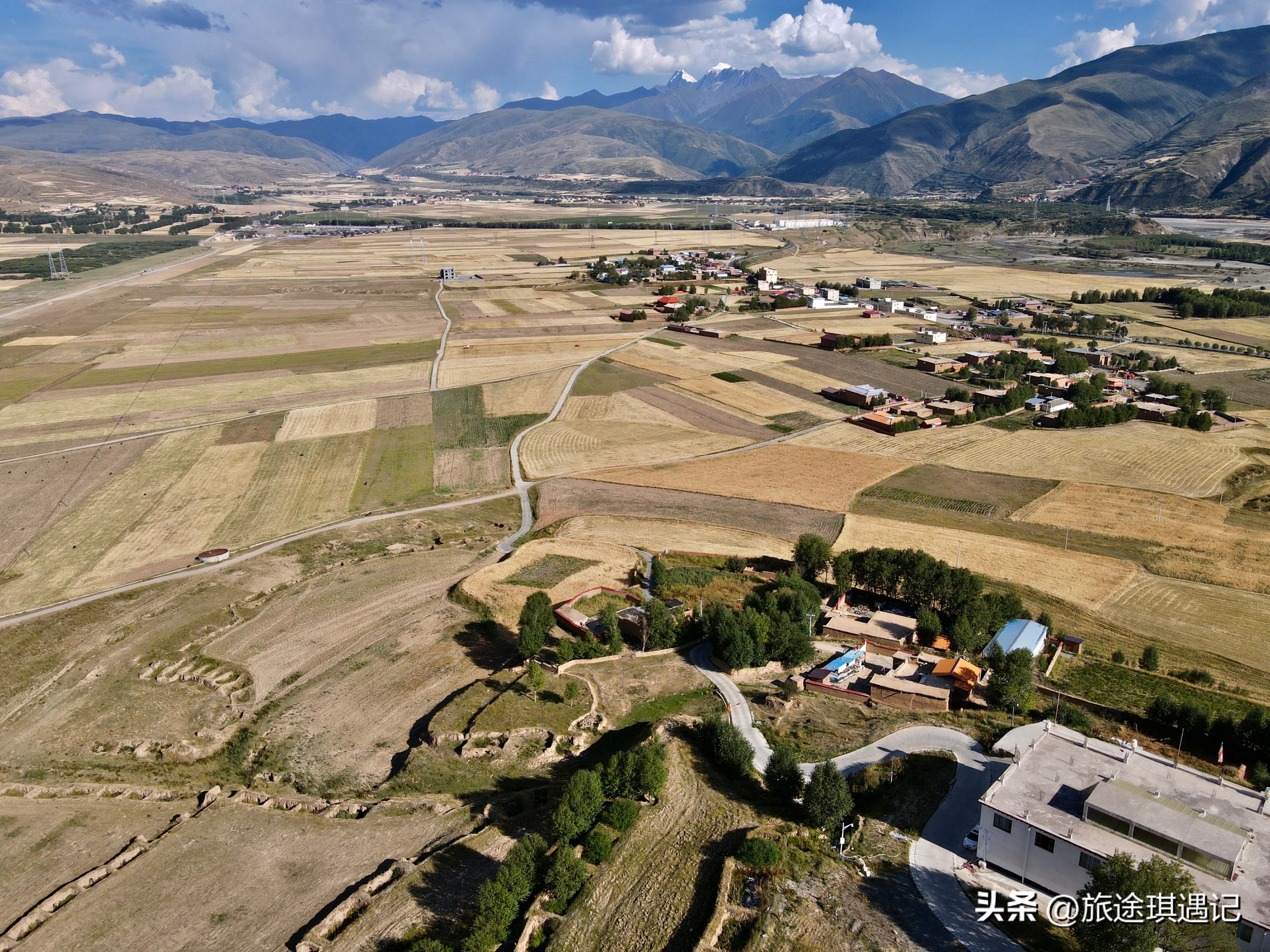 沿着317国道经过甘孜县格萨尔王城,317国道马尔康到甘孜县一路风光